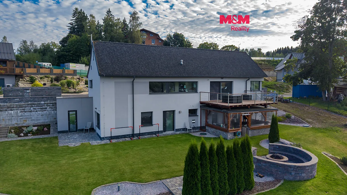 Prodej rodinného domu 225 m², pozemek 1913 m²